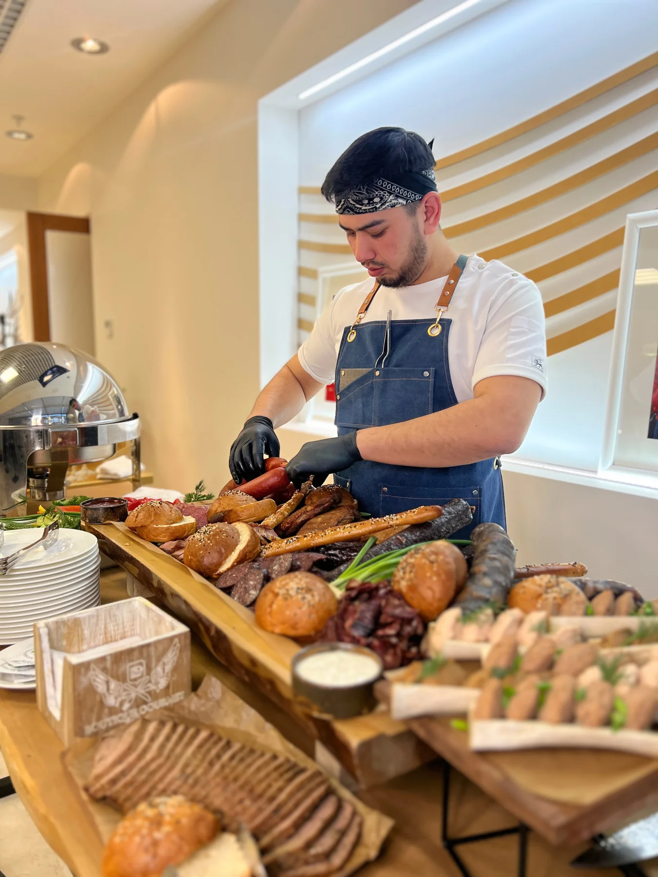 Команда Boutique Gourmet за подготовкой подачи на крупном мероприятии