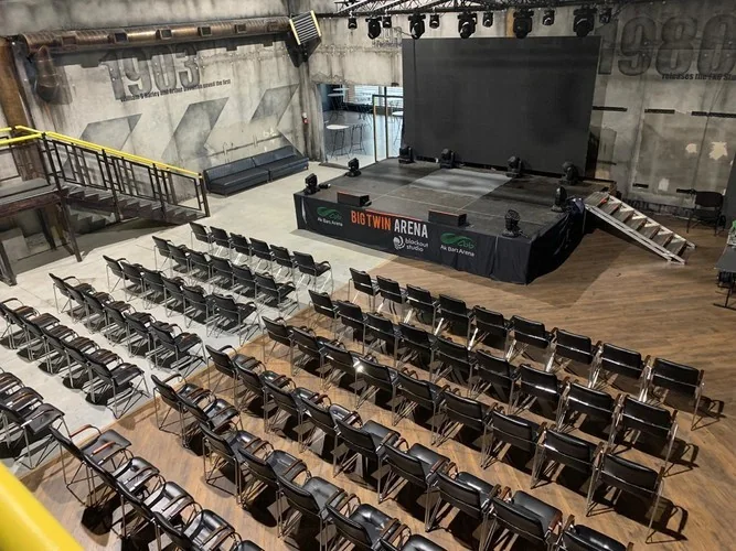 Зал Big Twin Arena в Казани с рядами кресел и подготовленной сценой