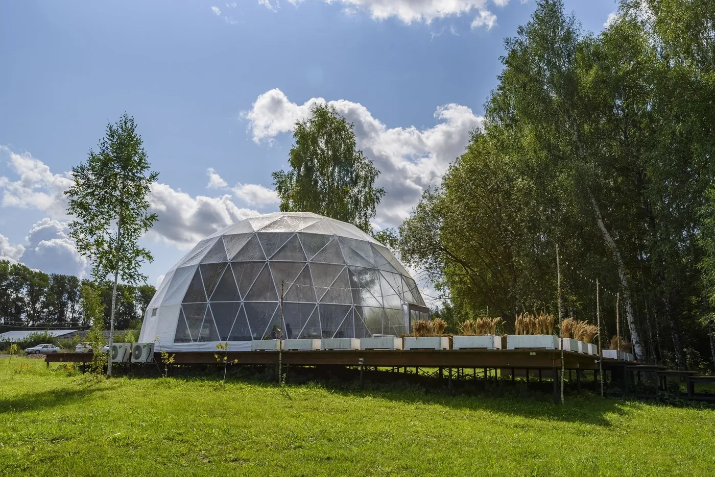 Панорамный шатёр Green Place среди берёз рядом с Казанью
